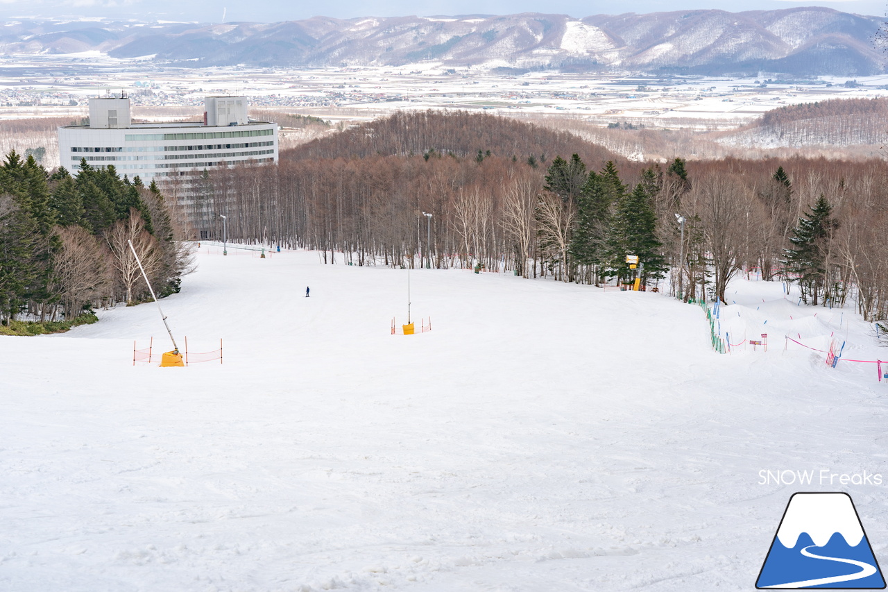 富良野スキー場｜季節は、まだ冬？それとも…？小雪が舞い、たくさんの雪が残る富良野スキー場で、春の恒例イベント『春スキー池渡り大会』開催(^^)/